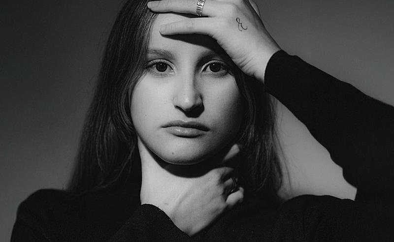 Cantora e compositora Emily Pierucci mergulha em suas dores e esperanças no EP de estreia, “Eu não sei lidar com o mundo”