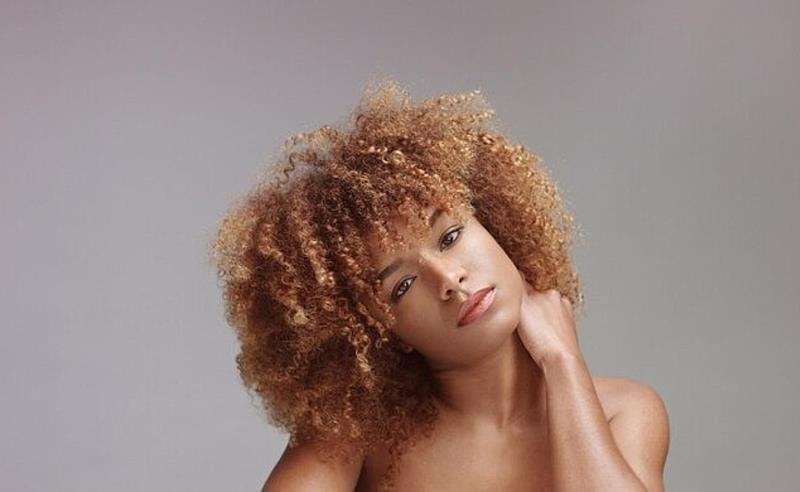 Raiz crespa, ponta lisa: como lidar com a transição capilar sem traumas