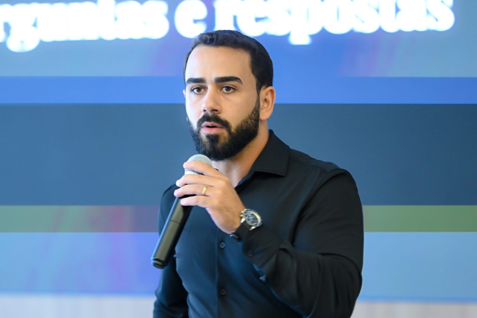 Competição entre Shopee Amazon AliExpress e Mercado Livre redefine o mercado de marketplaces no Brasil