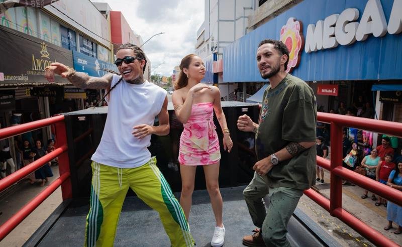 Marília Tavares transforma a Rua 44, em Goiânia, em palco popular no clipe “Brincadeira Gostosa”