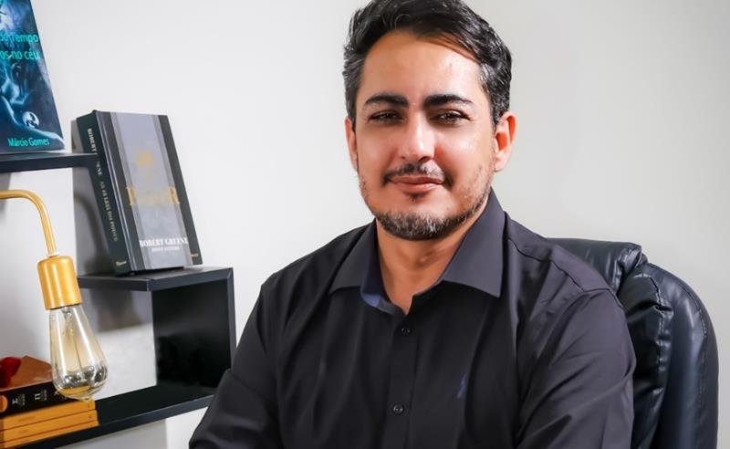 Márcio Lacerdda transforma cultura popular, psicanálise e crítica social em romances de alcance internacional