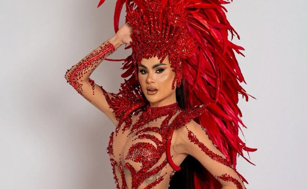 Com duas mil penas na cabeça, Natacha Horana esbanja luxo em look de R$ 20 mil