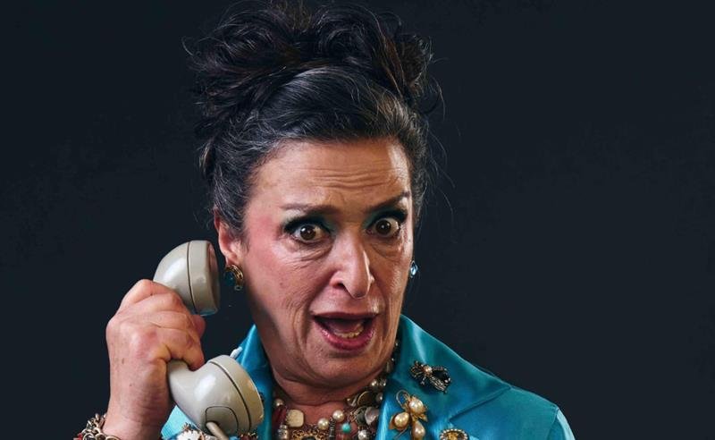 Grace Gianoukas estreia “Dora”, comédia inédita de Thereza Falcão, no Teatro dos Quatro