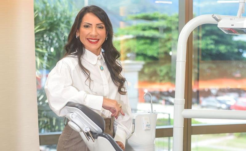 Dra. Andréa Melo aponta relação entre bruxismo diário e enxaqueca crônica, agora confirmada por estudo inédito